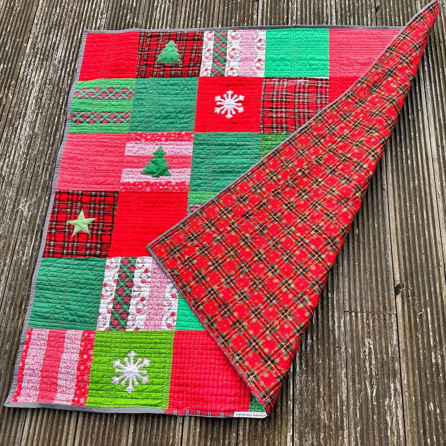 Christmas Layer Cake Quilt - Free Pattern - Scrap Fabric Love