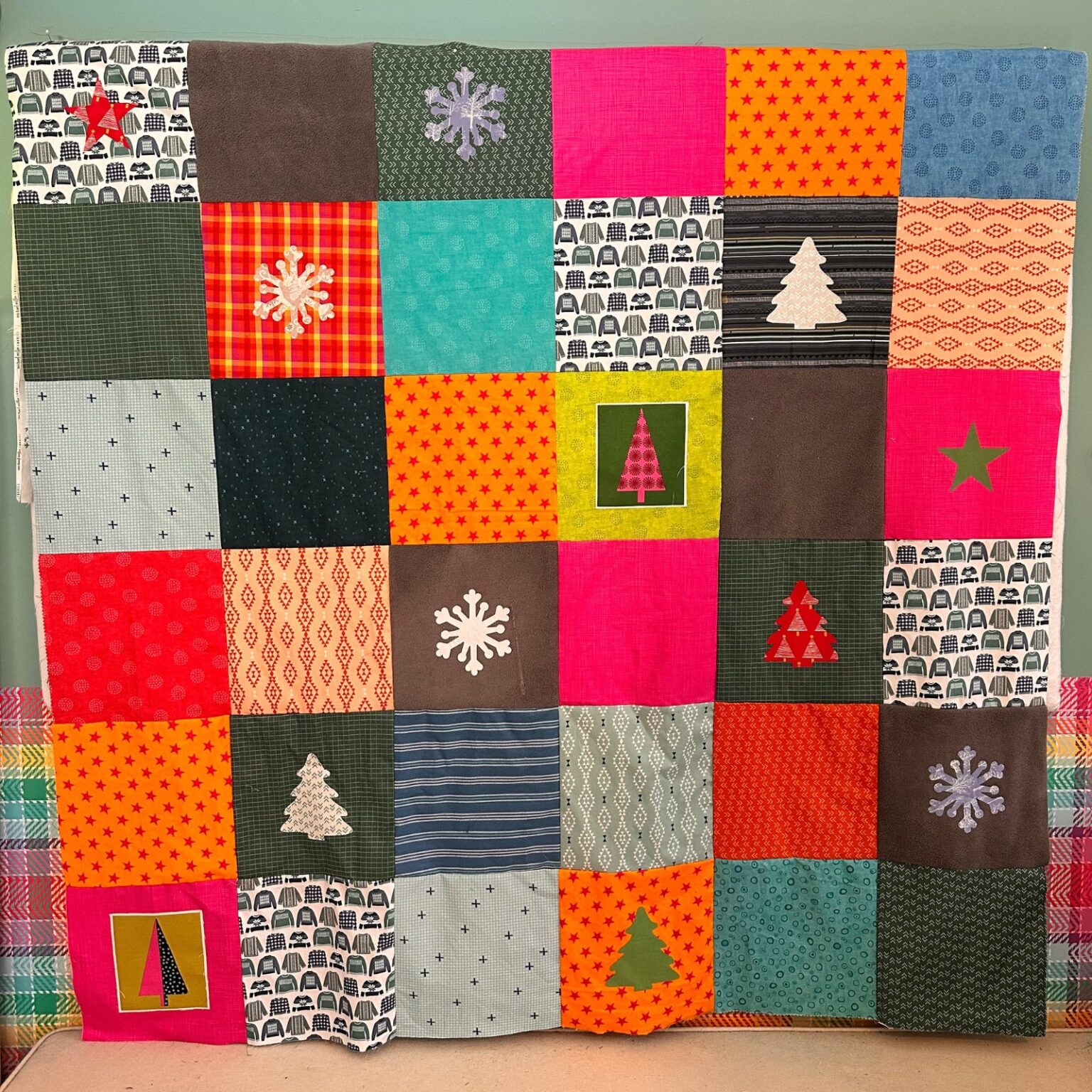 Christmas Layer Cake Quilt - Free Pattern - Scrap Fabric Love